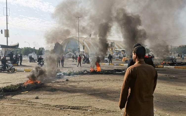 مصرع ستة متظاهرين في جنوب العراق وسط تصاعد حدة العصيان المدني
