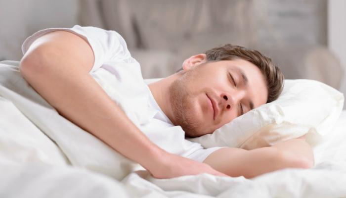ساعات النوم قد تصيبك بالجلطة الدماغية