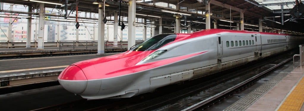 حدث مذهل في اليابان قطار يجري في الجو