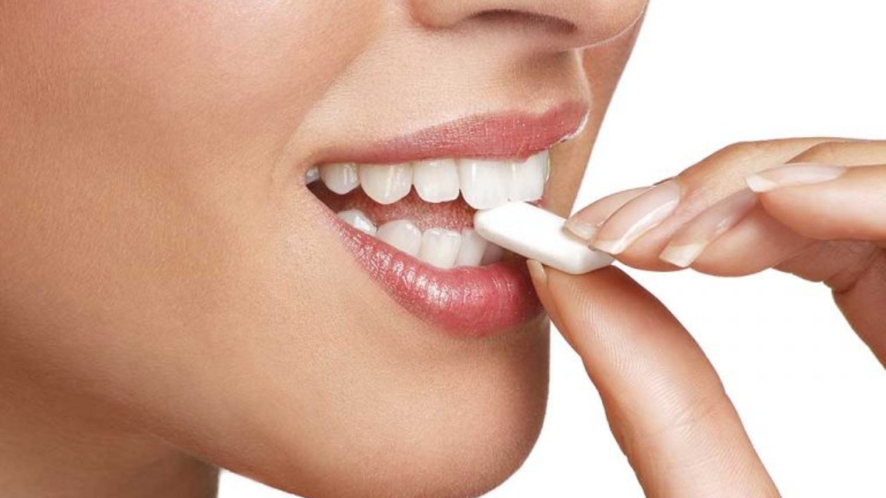 عشر فوائد للعلكة الخالية من السكر لم تكن تعلمها سابقا للجسم والأسنان