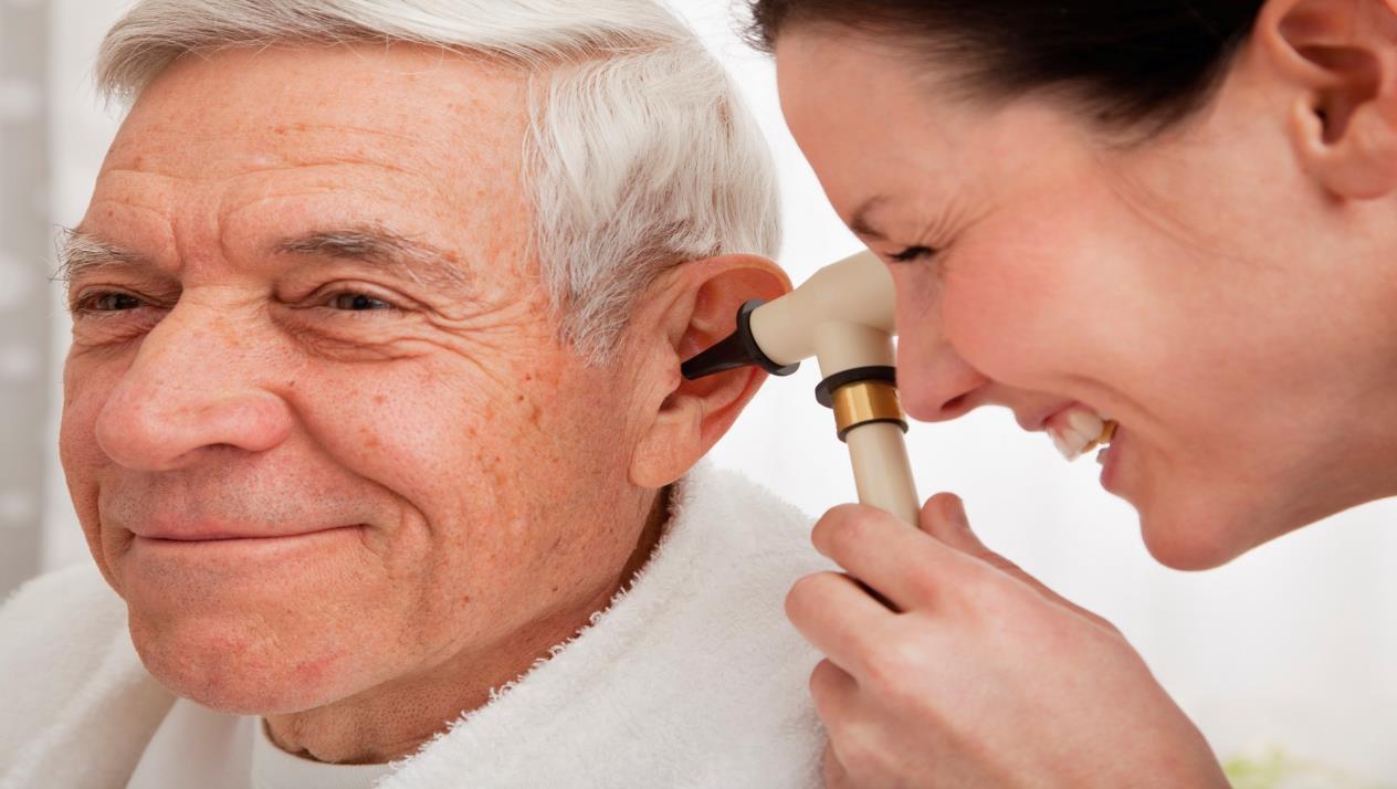 كيف يمكن تشخيص وعلاج ضعف السمع وما هي أعراضه